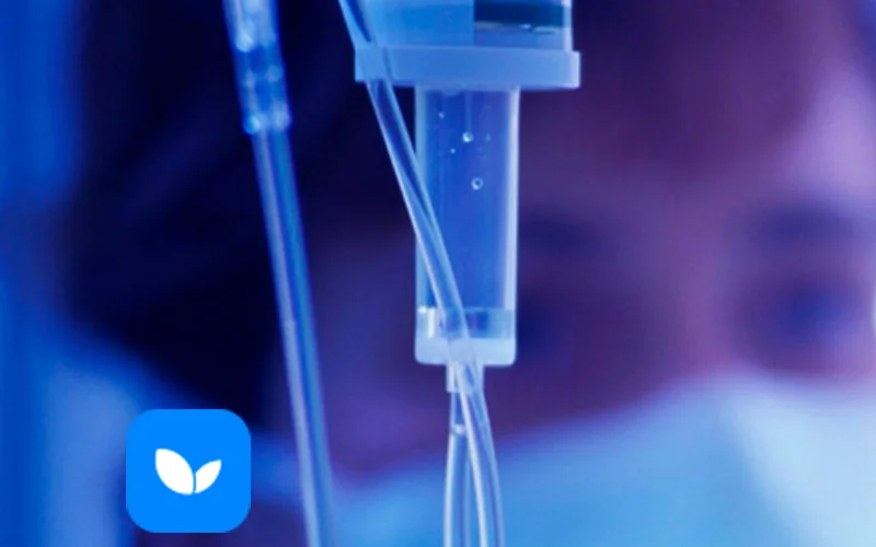 Врач работает с капельницей